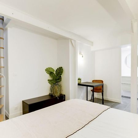 Nice Apartment Renovated And Bright Street Side Paris Exterior photo