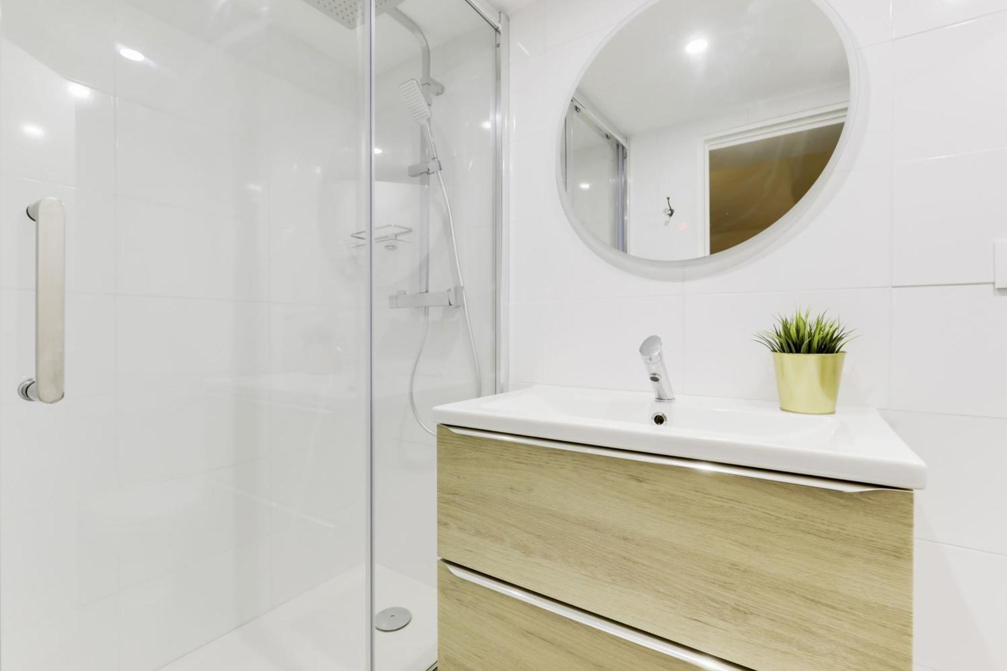 Nice Apartment Renovated And Bright Street Side Paris Exterior photo